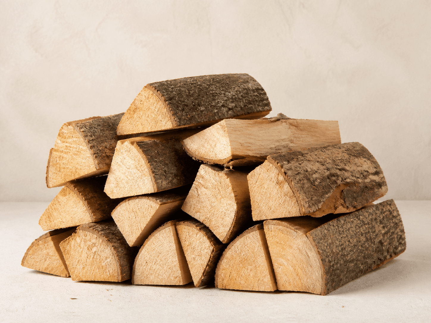 Kurze, trocken gespaltene Buchenscheite mit etwa 25 Zentimetern Länge